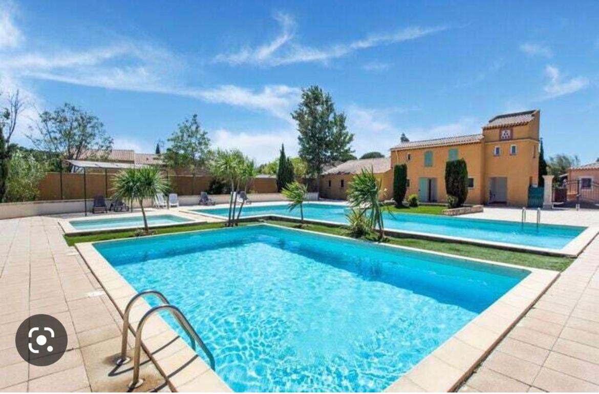 Maison De Vacances Dans Residence Avec Piscine Arles Exterior foto